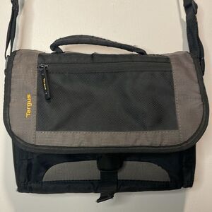 Targus- Small Black Mini Messenger Crossbody Bag for Notebook Tablet IPad- O/S